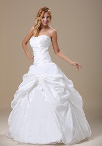 Appliqued Sweetheart Wedding Dresses in Taffeta with Hand Made Flower