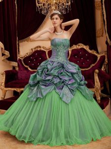 Gorgeous Spring Green Strapless Dresses for Quinces in Taffeta and Tulle