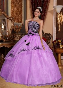 Nice Strapless Organza Dresses for a Quince with Embroidery in Lavender