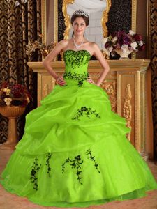 Yellow Green Sweetheart Dresses for a Quinceanera in Satin and Organza