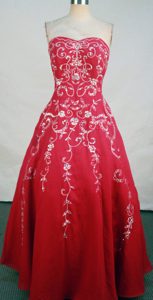 Exquisite 2013 Sweetheart Beaded Prom Dress for Ladies in Red with Embroidery