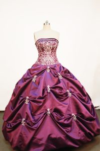 Strapless Taffeta Purple Quinceanera Gowns with Appliques and Pick-ups