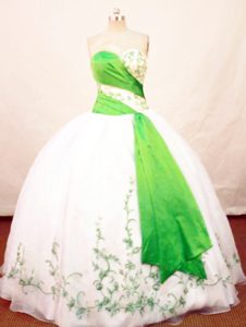 Beautiful Sweetheart White and Green Embroidery Quinceanera Dress in Organza