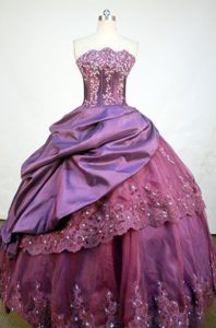 Luxurious Strapless Burgundy Quinceanera Dress with Beading and Appliques