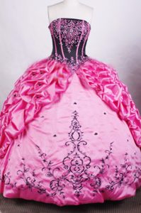 Gorgeous Ball Gown Strapless Rose Pink Quinceanera Dresses with Embroidery