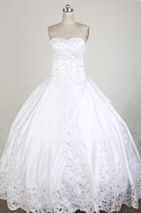 Custom Made White Taffeta Sweetheart Quinceanera Dresses with Beading
