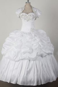 Sweetheart Taffeta Quinces Dresses with Beading and Appliques in White