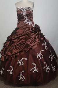 Discount Strapless Burgundy Sweet 15 Dresses with Beading in Taffeta