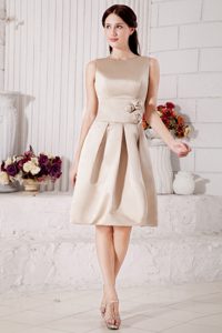 Modest Bateau Knee-length Bridesmaid Dresses Hand Flowers Made in Satin