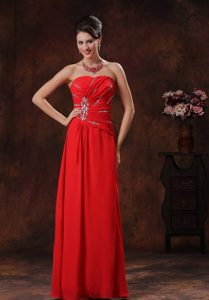 2012 Beautiful Strapless Red Beaded Zipper-up Winter Dress for Prom Queen