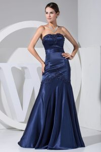Luxurious Dark Blue Mermaid Beaded Prom Bridesmaid Dress with Appliques