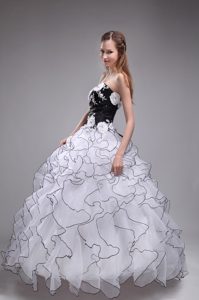 White Sweetheart Organza Quinceanera Dresses with Appliques and Ruffles