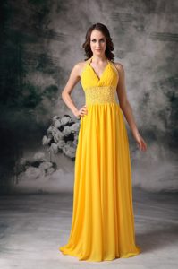 Discount Yellow Halter Top Zipper-up Prom Celebrity Dresses with Beading