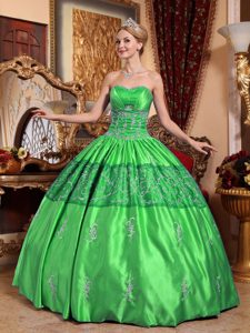 Sweetheart Green Taffeta Dresses for Quince with Embroidery and Beading