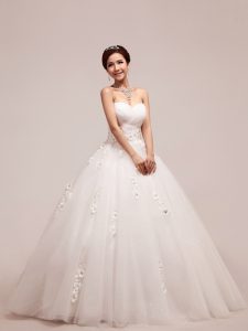 Cheap White A-line Tulle Sweetheart Sleeveless Appliques and Ruching and Hand Made Flower Floor Length Lace Up Wedding G