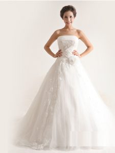 Romantic White A-line Tulle Strapless Sleeveless Appliques With Train Lace Up Wedding Gowns Court Train