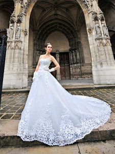 Traditional White A-line Beading and Appliques Wedding Dress Lace Up Tulle Sleeveless With Train
