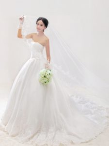 Smart White Sleeveless With Train Lace and Appliques Zipper Wedding Gown