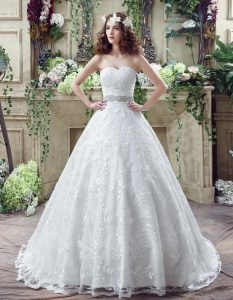 Sleeveless Appliques and Bowknot Lace Up Wedding Gowns with White Court Train
