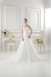 Lace Sweep Train A-line Wedding Dresses White Sweetheart Tulle Sleeveless Clasp Handle